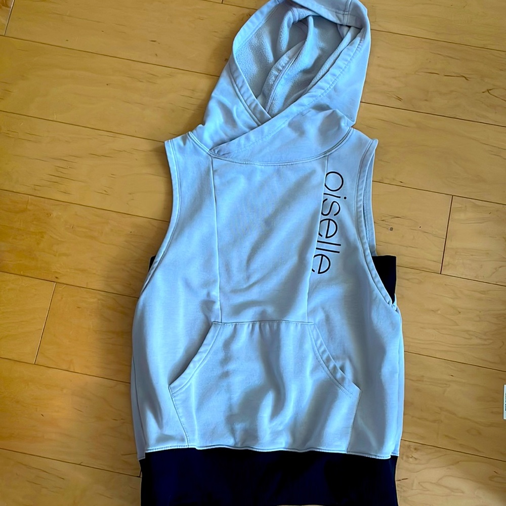 Oiselle Kara sleeveless hoodie. Size L. Cream and black. Good condition